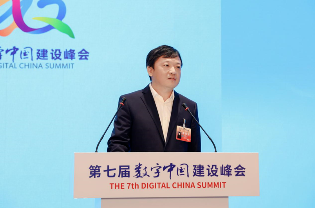 360“‘大模型’重塑数字安全生产力”为题发表演讲