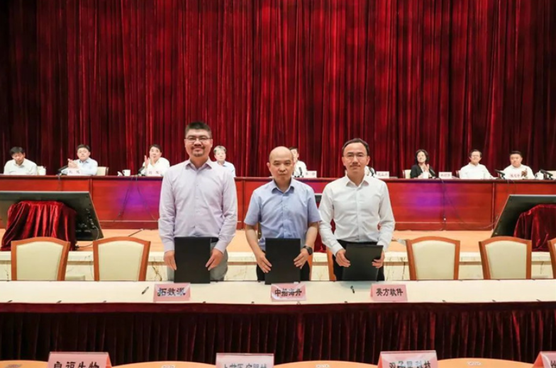 英方软件获颁“外滩牛”荣誉奖项，并与中船海舟达成技术合作