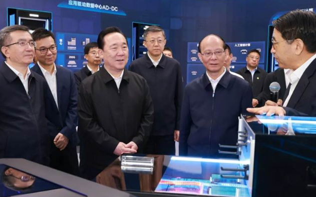 杭州副市长章登峰等领导的陪同下莅临新华三集团考察