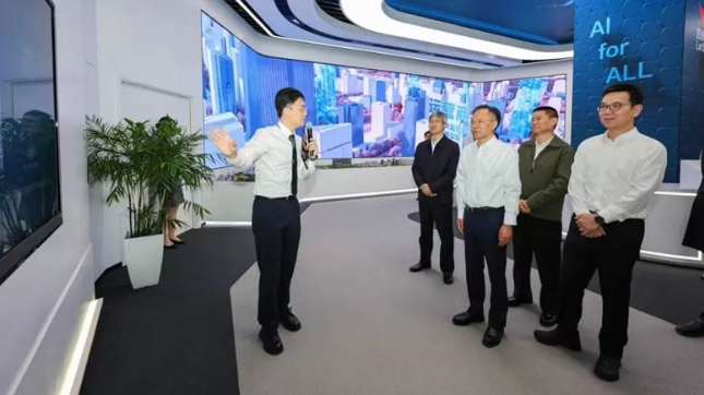上海市临港新片区考察新华三在人工智能及智算领域的前沿技术和核心优势
